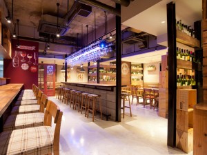 「ワイン食堂　寓」のウッディーな店内